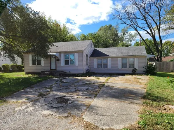 1614 S Market St, Holden, MO 64040