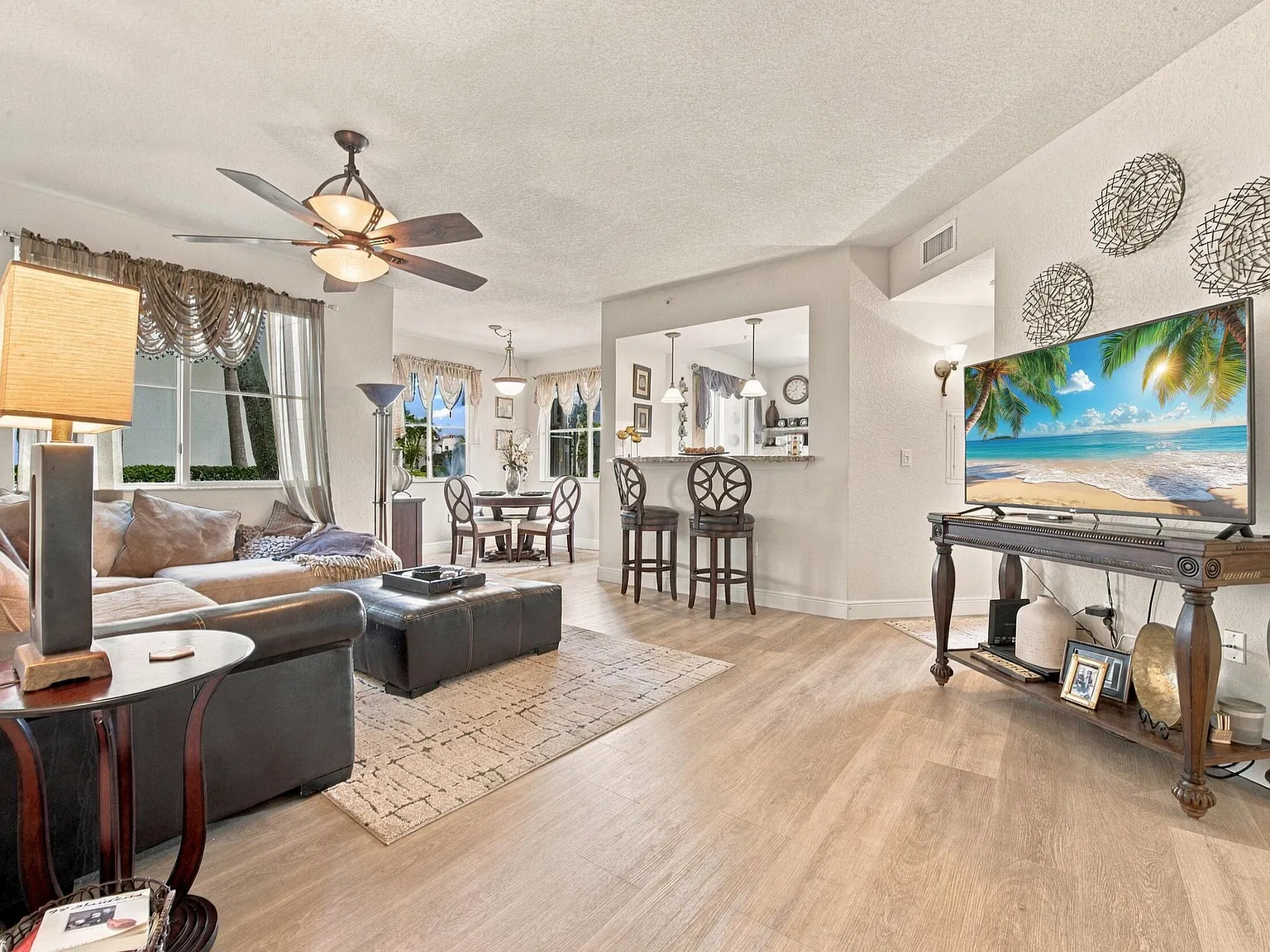 2 bed, 2.0 bath, 1345 sqft, $5,000 — Photo 3
