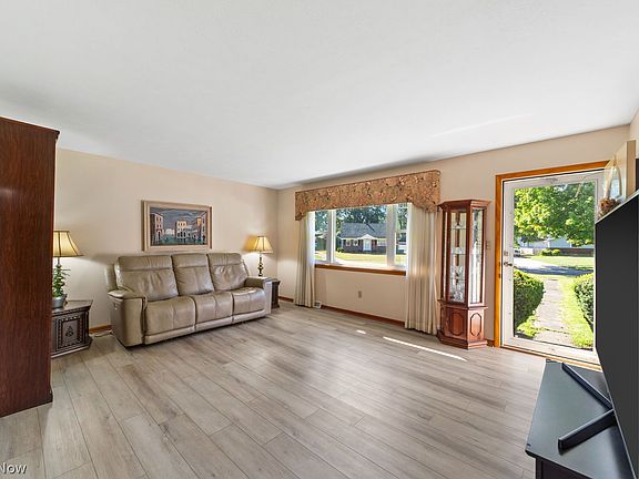 3rd image of 4428 Oak Ln