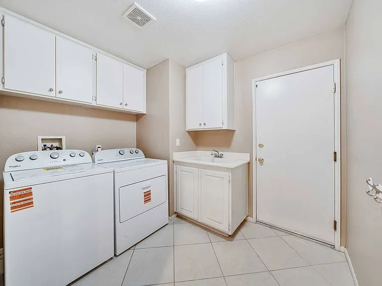 421 Minaret St — Photo 44