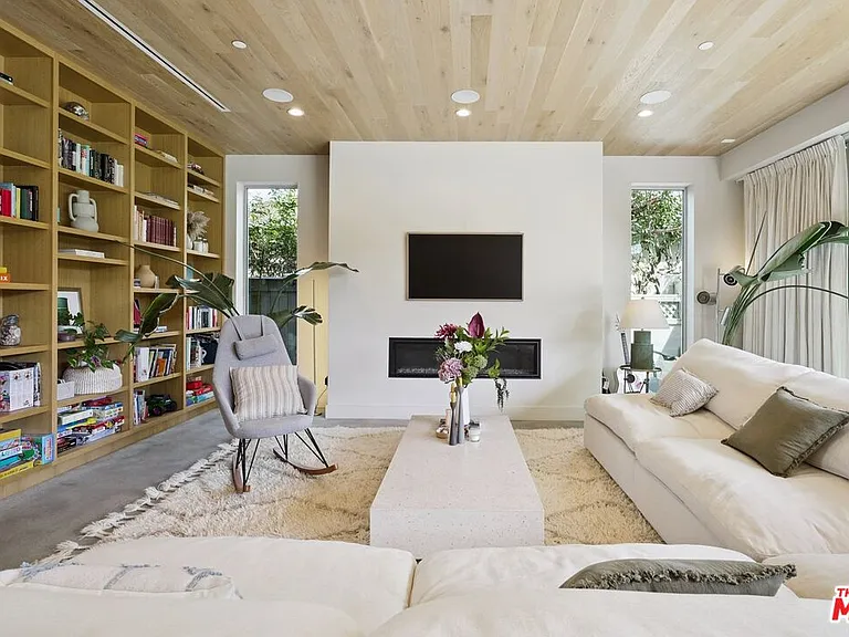 1310 Preston Way — Photo 3
