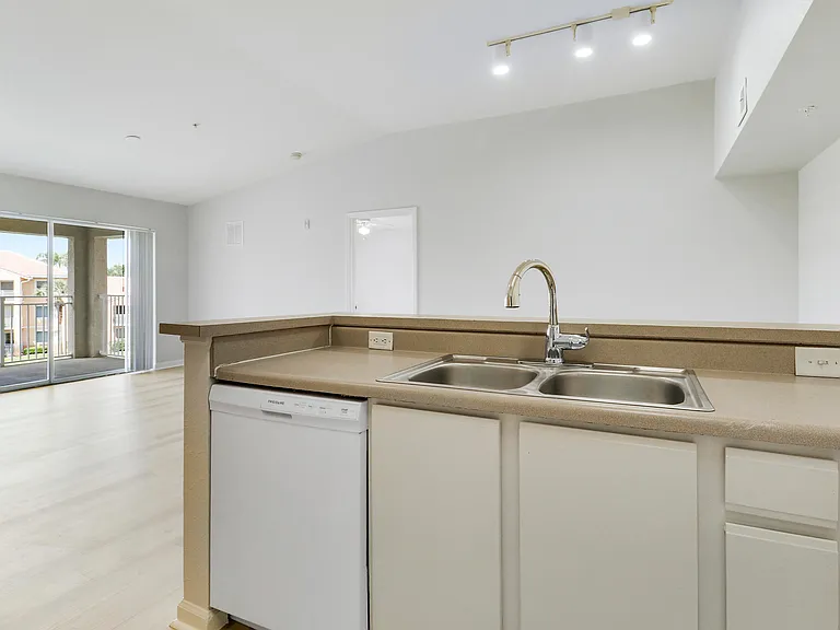 121 SW Palm Dr #306 — Photo 29
