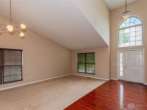 5th image of 584 Lake Front Dr