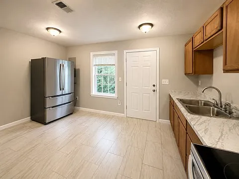 3 bed, 1100 sqft, $1,295 — Photo 2