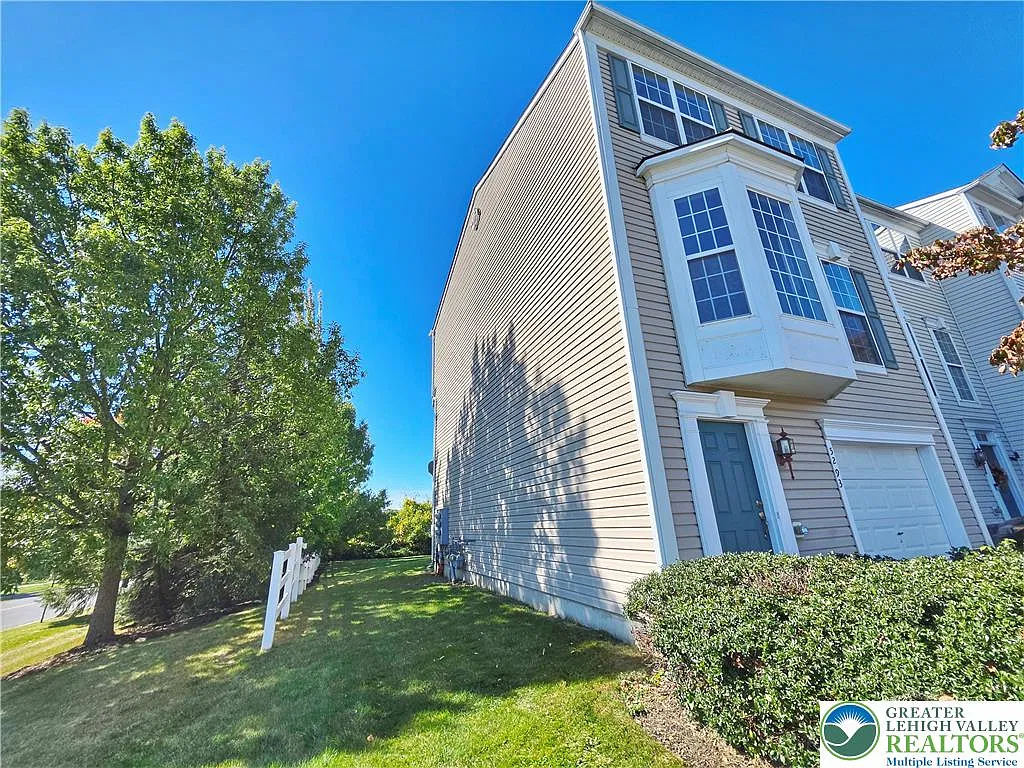 4 bed, 2.5 bath, 2032 sqft, $2,600 — Photo 3
