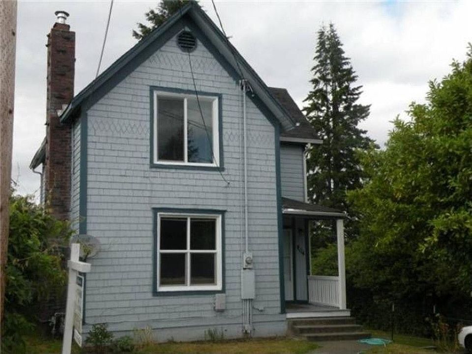 Front of house facing Division St