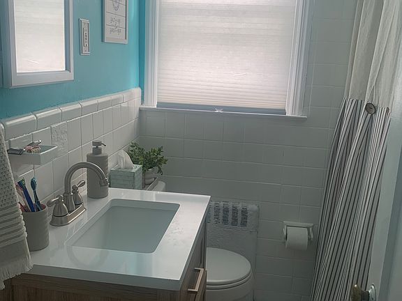 Bathroom (Newly Refinished)