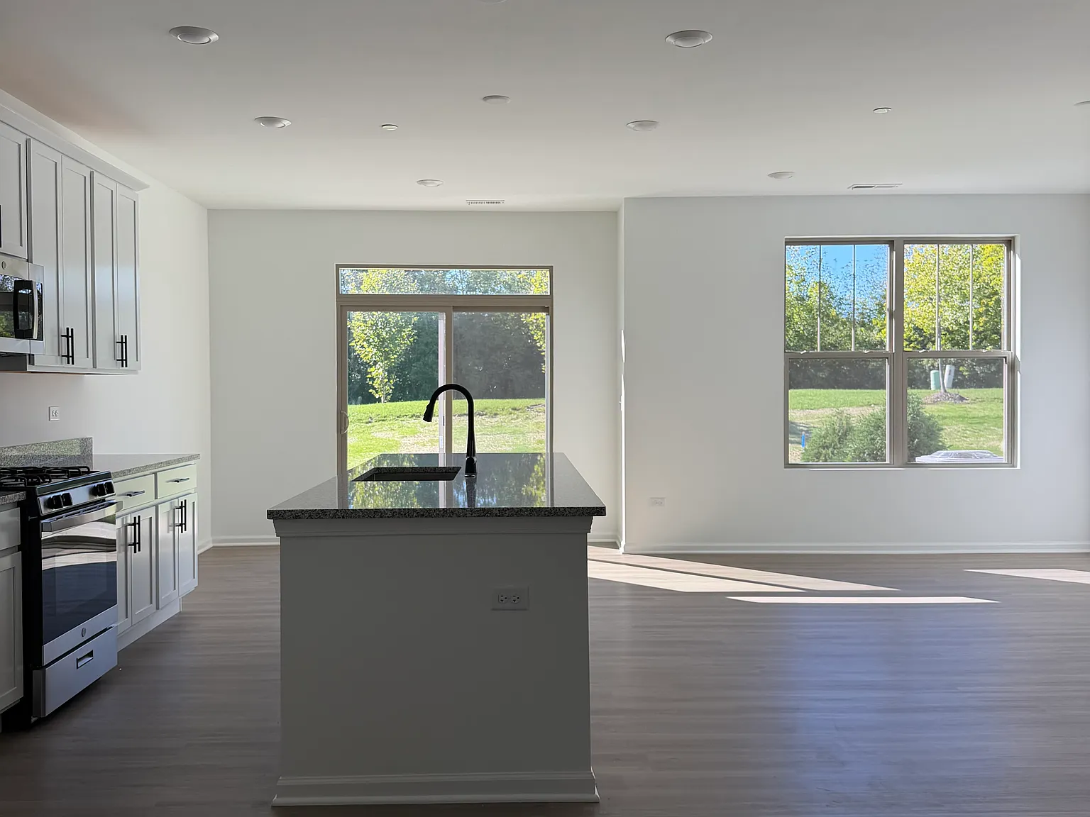 3 bed, 2.5 bath, 1920 sqft, $3,500 — Photo 4