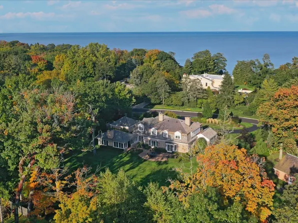 318 Bluffs Edge Dr, Lake Forest, IL 60045