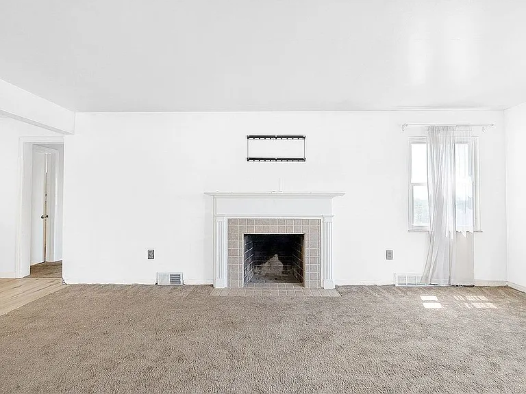 2111 Lynwood Dr — Photo 4