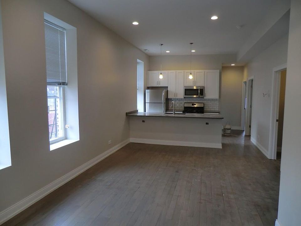 2nd image of 1946 S Racine Ave #4R000