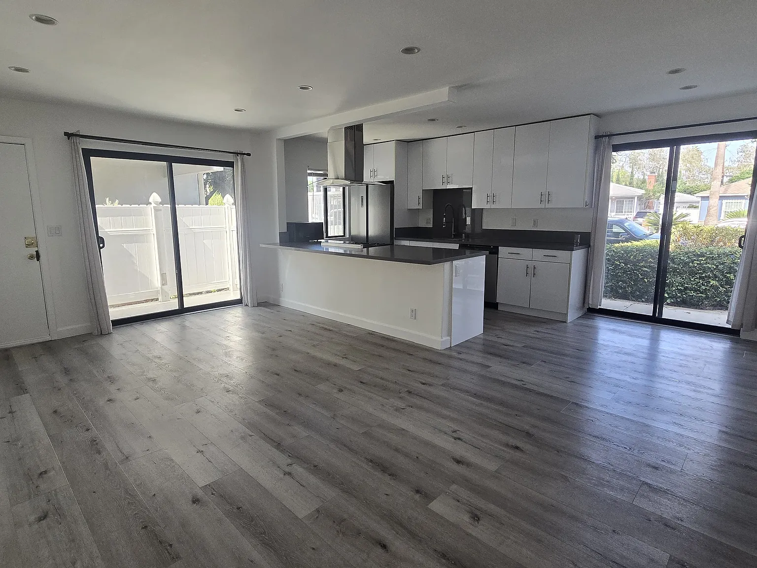 4241 McLaughlin Ave — Photo 1