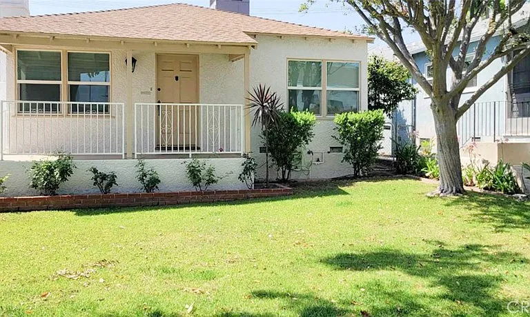 559 E Providencia Ave — Photo 1