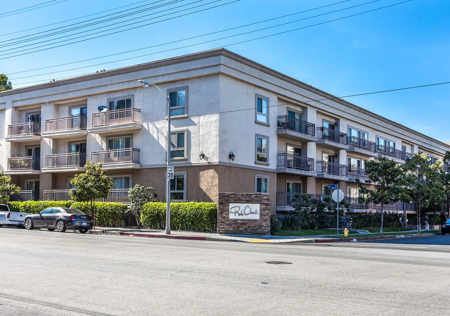 Enjoy one of the most walkable neighborhoods in LA — Photo 4