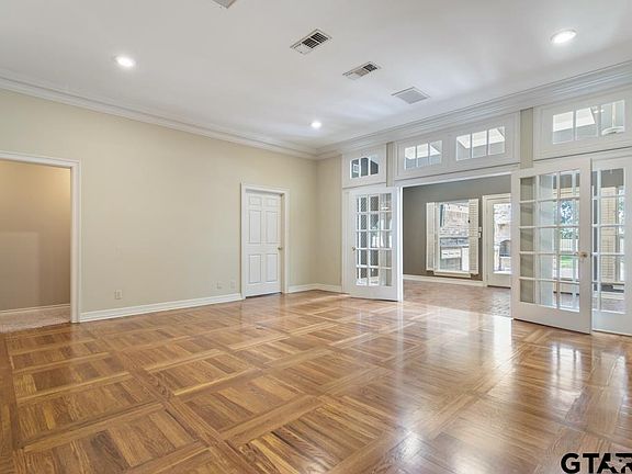 4th image of 1601 Royal Oak Dr