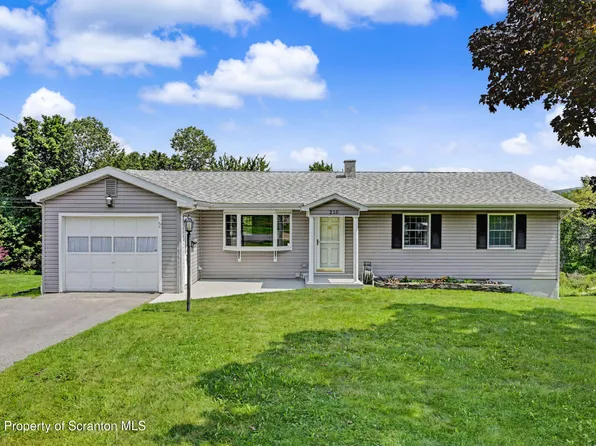 210 Tulip Cir, Clarks Summit, PA 18411