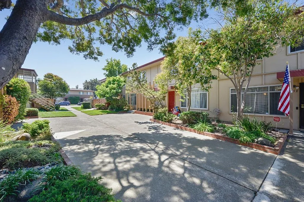 3 bed, 1054 sqft, $4,000 — Photo 1