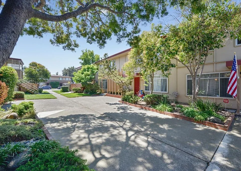 1615 Marina Ct
