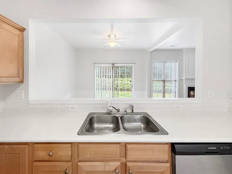 2425 Fairlie Dr — Photo 13