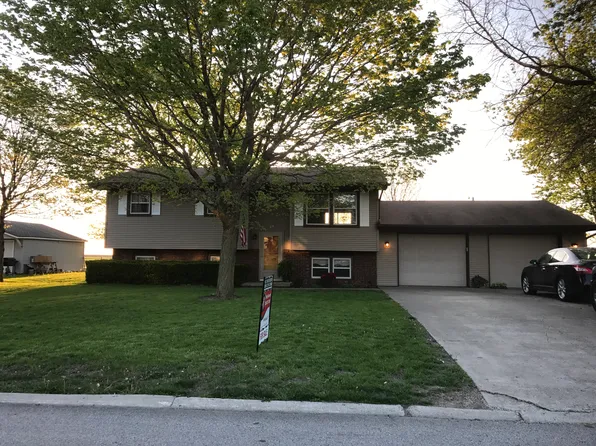 129 Hilton Dr, Lexington, IL 61753