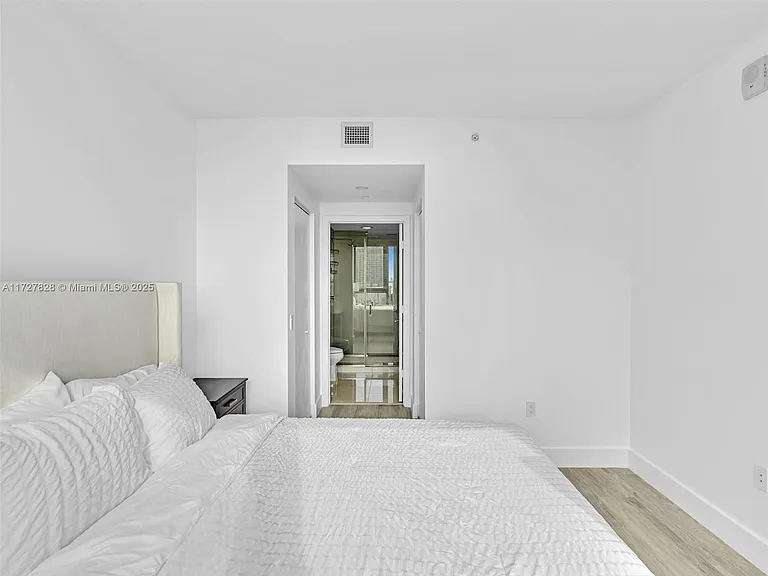 121 NE 34th St #1005 — Photo 22
