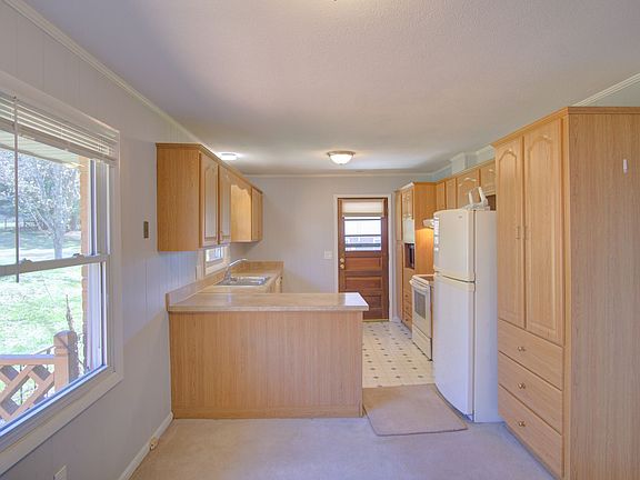 3rd image of 108 Maywood St