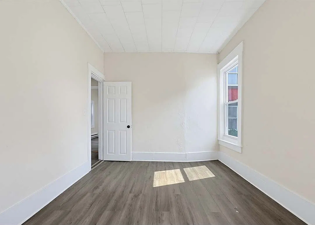 8 bed, 2976 sqft, $1,200 — Photo 4