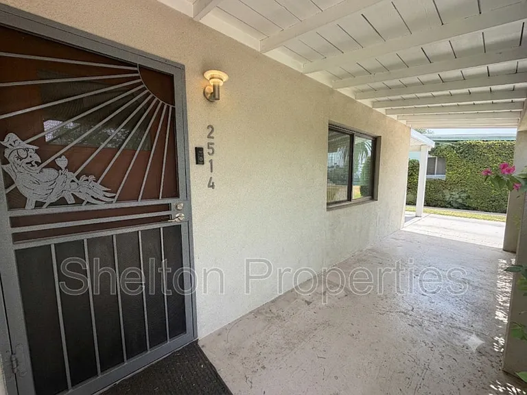 2514 E Fairmount Ave — Photo 36