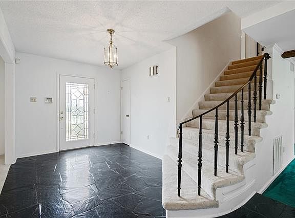 5th image of 17 Chateau Magdelaine Dr