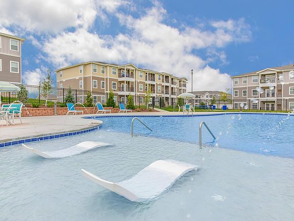 RESORT-STYLE POOL