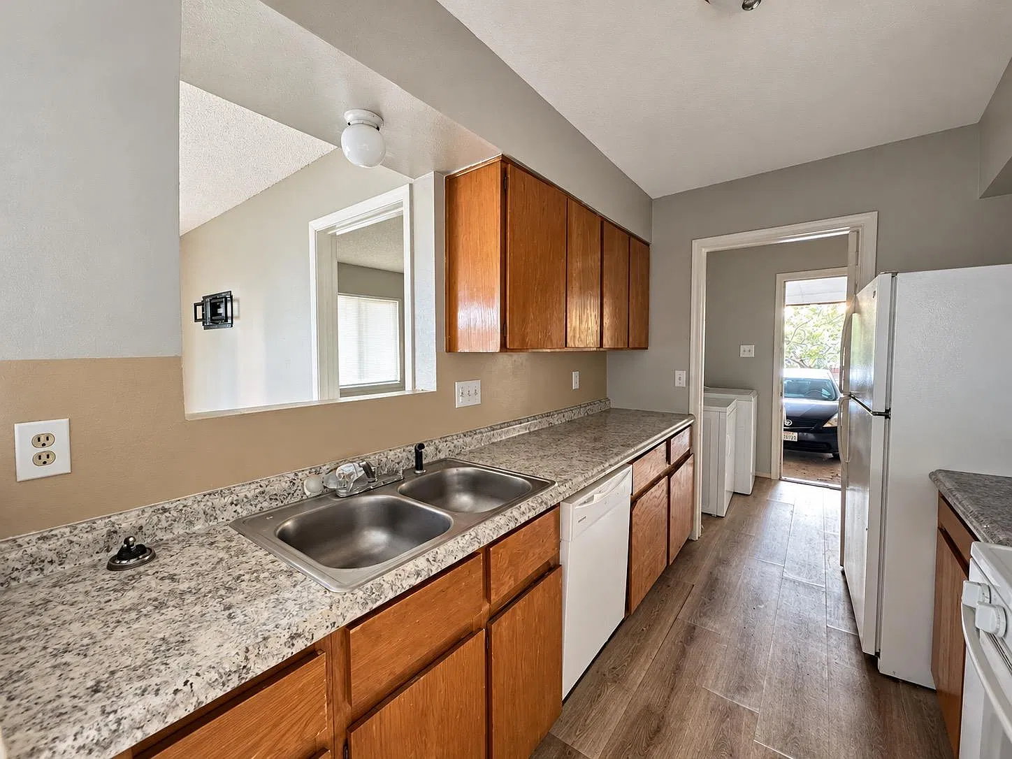 5308 S Pleasant Valley Rd — Photo 2