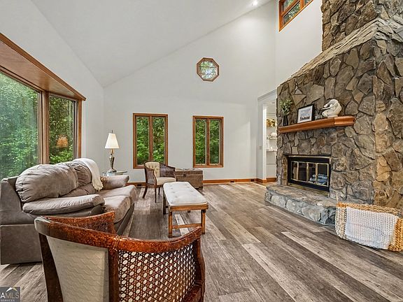 5th image of 365 Crosstree Ln