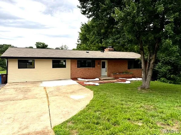 225 Day Dr, Saint Louis, MO 63135