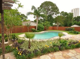 202 Denton Dr, Seabrook, TX 77586