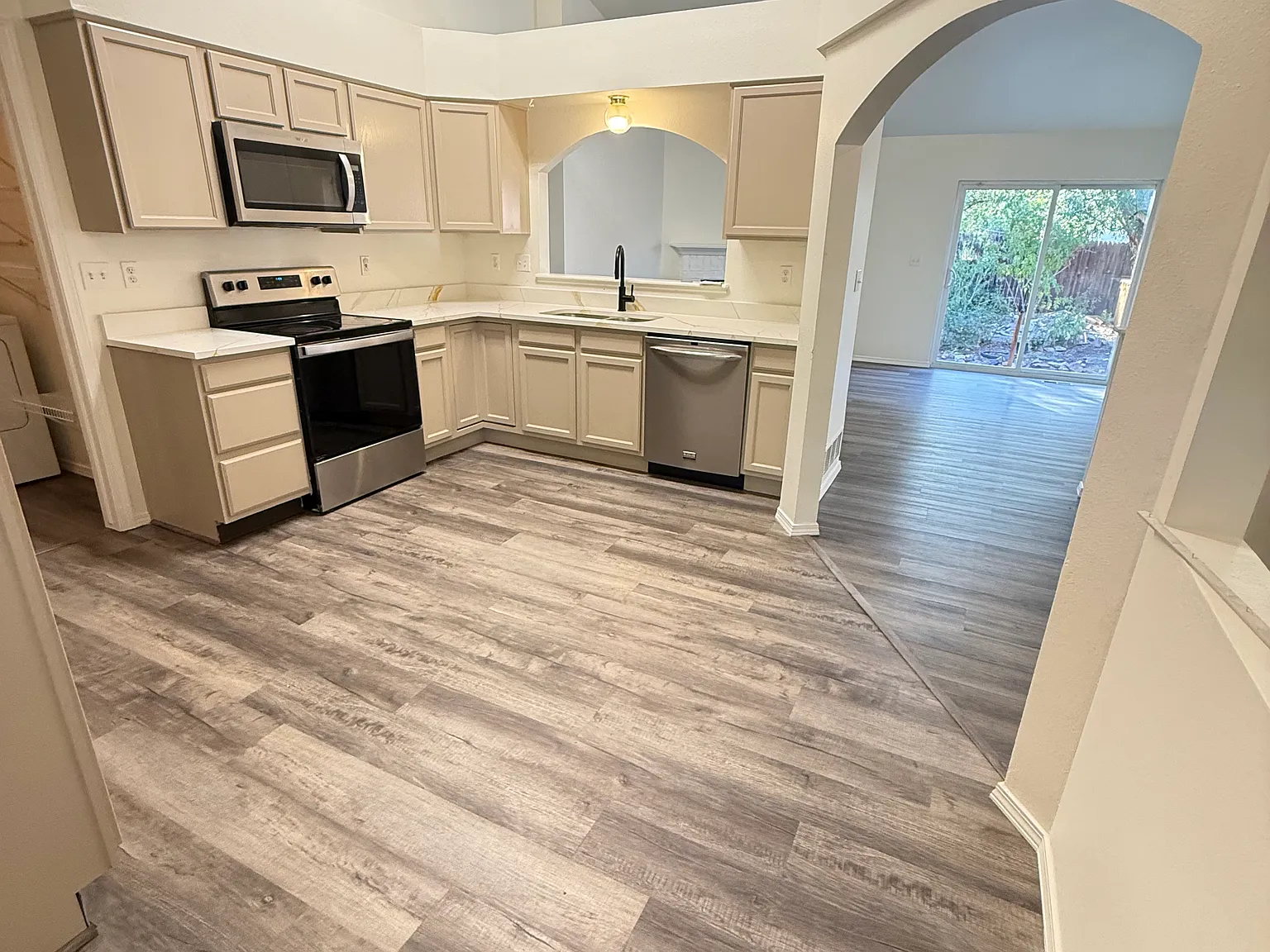 5 bed, 2468 sqft, $2,800 — Photo 2
