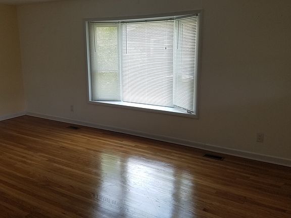 4th image of 104 W Lawson St