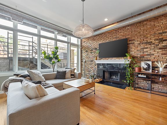 4th image of 1740 W Belmont Ave APT 1R
