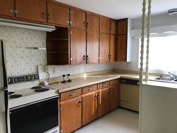 2nd image of 330 Holt Ln
