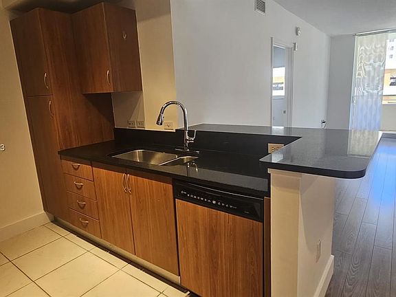 4th image of 2775 NE 187th St APT 424