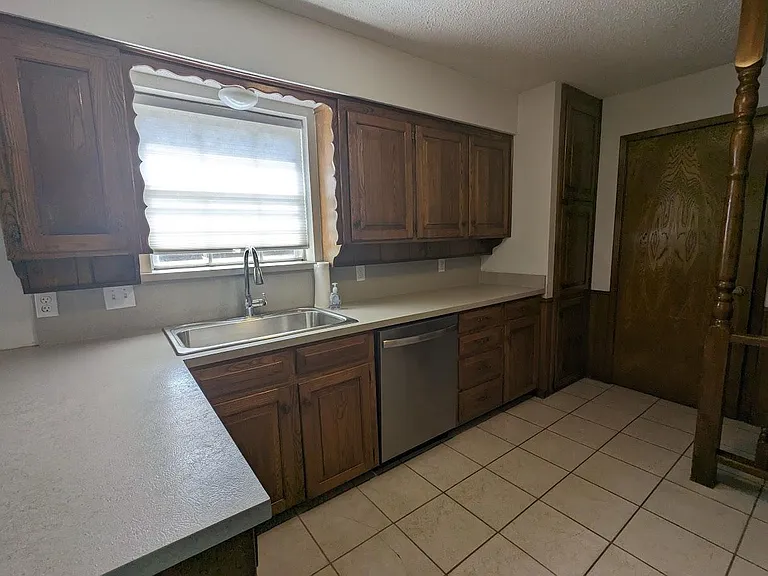 kitchen w/ Farm Sink