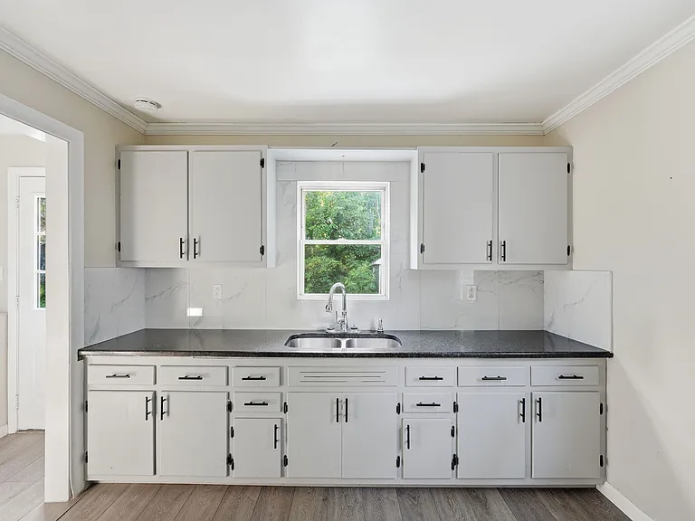 214 Markham St — Photo 11