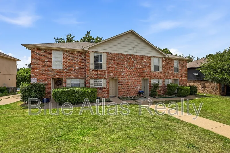 2 bed, 1.5 bath, 1065 sqft, $1,350 — Photo 2