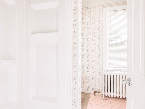 4th image of 200 E Broad St APT 5