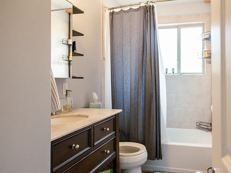 Upstairs Full Bathroom