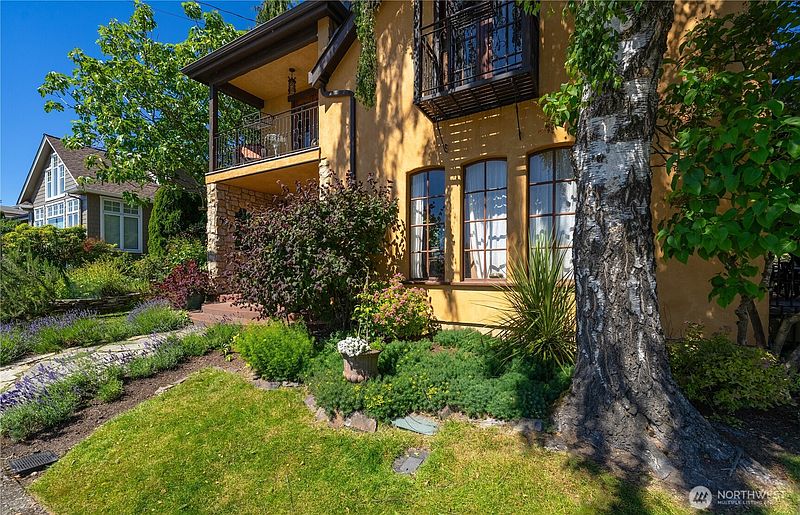 3rd image of 122 Waverly Way