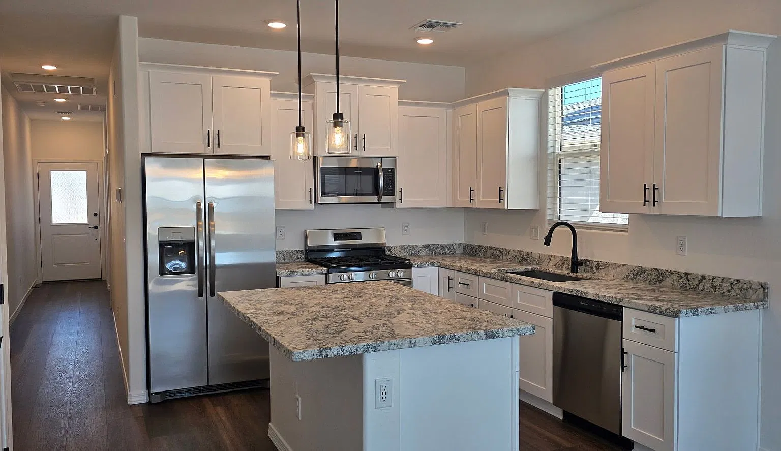 Spacious 3 Bedroom with Granite Dells View — Photo 3