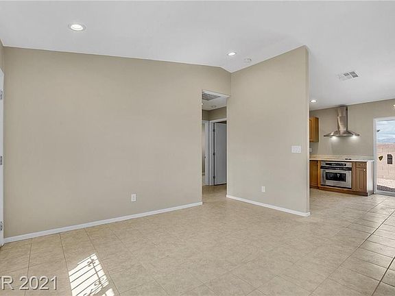 4th image of 302 Linn Ln