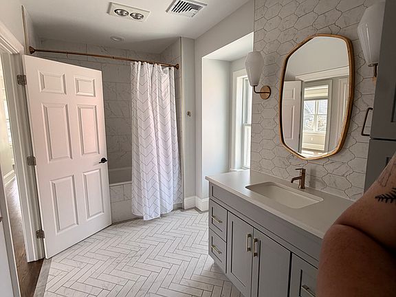 5th image of 14 Aldie St #14