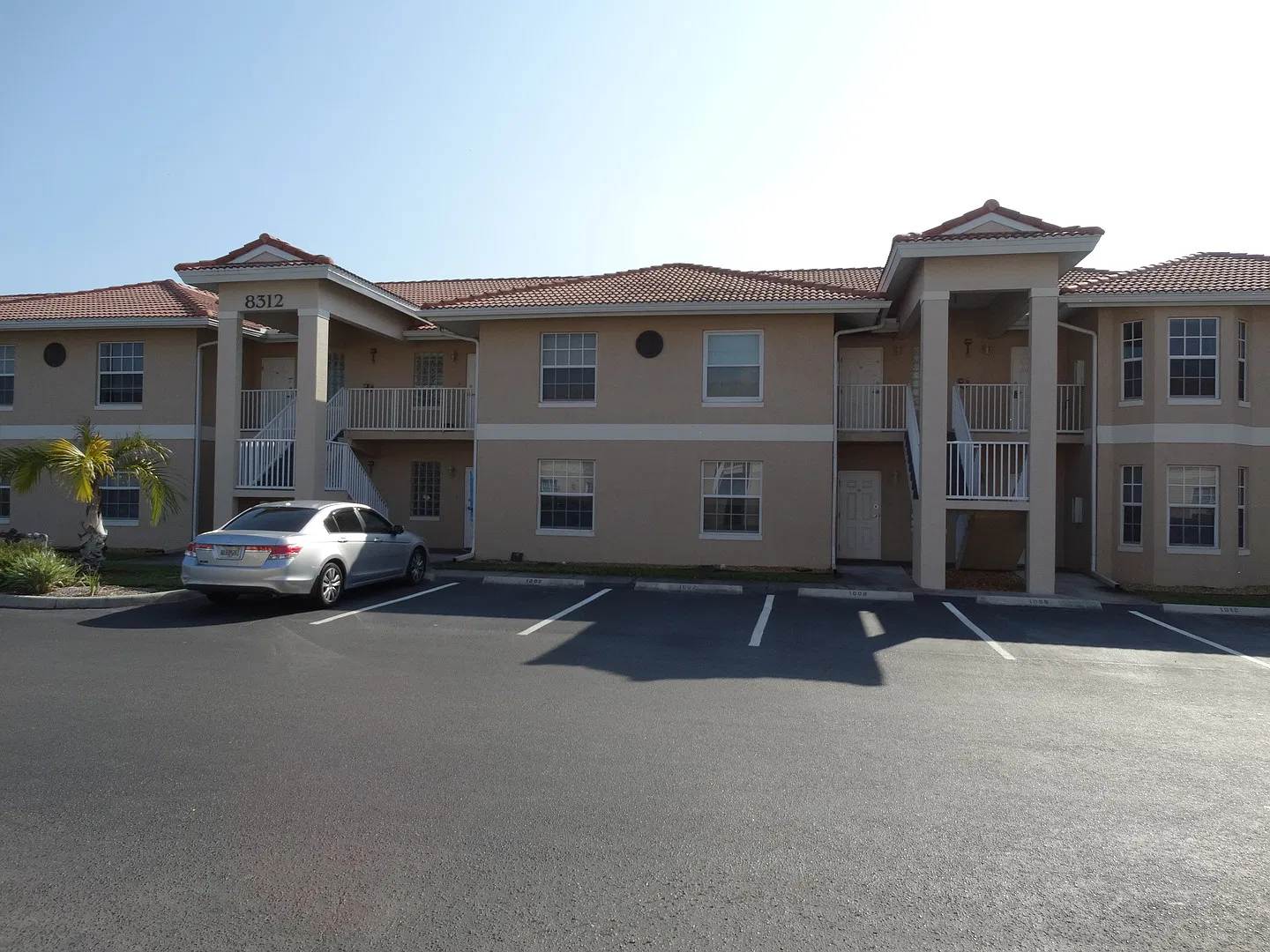 **Clean Condo - 3bed/2bath - Lake Views ** — Photo 1
