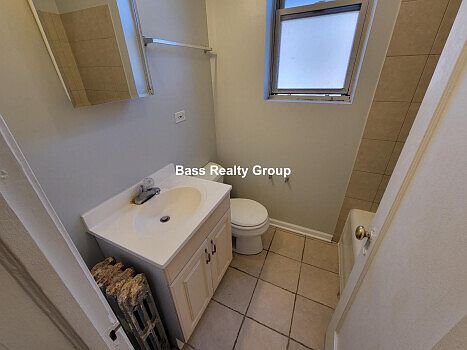 3rd image of 1369 W Greenleaf Ave #305